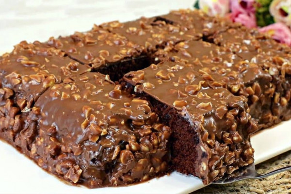 6-Minute Chocolate Snickers Cake Recipe