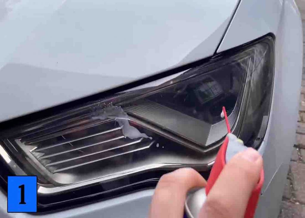 Cleaning the car headlights with WD-40