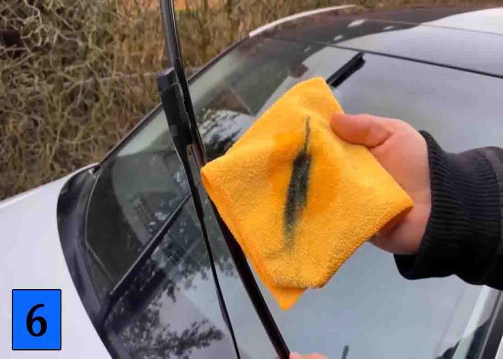 Cleaning the car wipers with WD-40