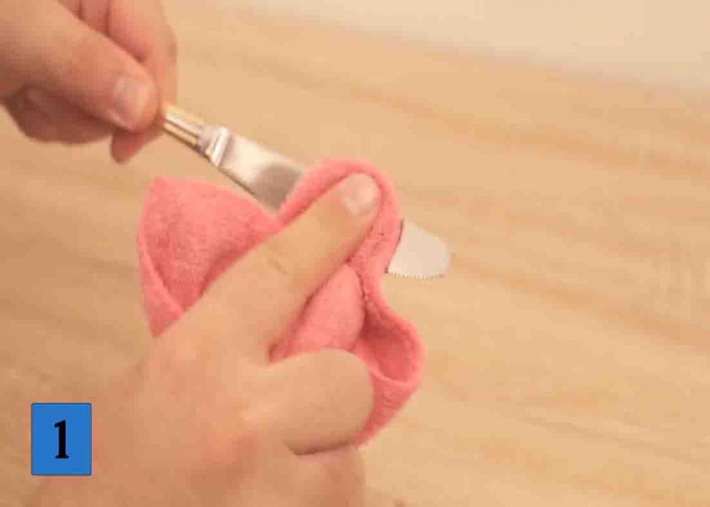 Polishing your cutleries with toothpaste