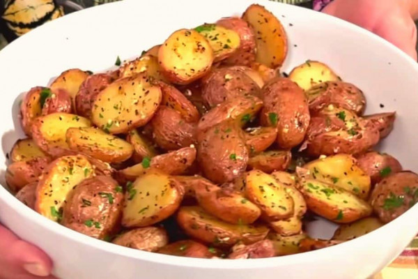 Easy 5-Star Garlic Roasted Potatoes Recipe