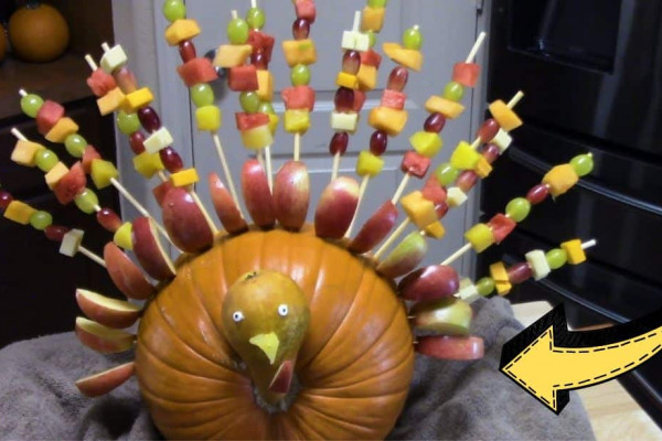 Easy-To-Make Pumpkin Fruit Skewer Turkey
