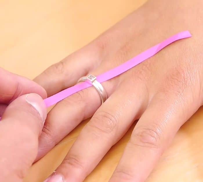 Using string to remove a stuck ring #lifehack #hack, how to remove ring  stuck