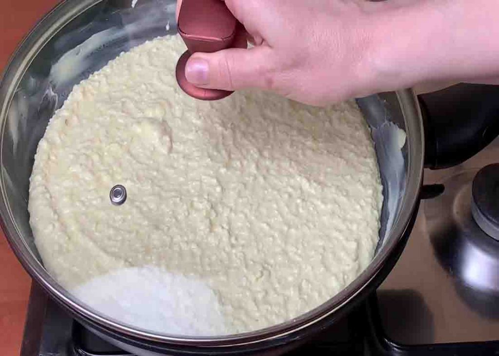 Cooking the cottage cheese casserole in the frying pan