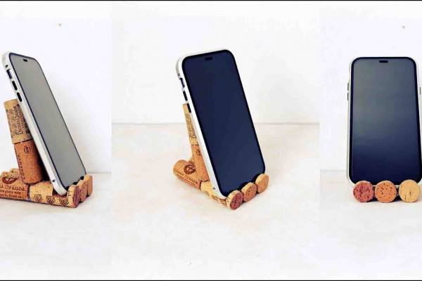 DIY wine cork mobile holder tutorial