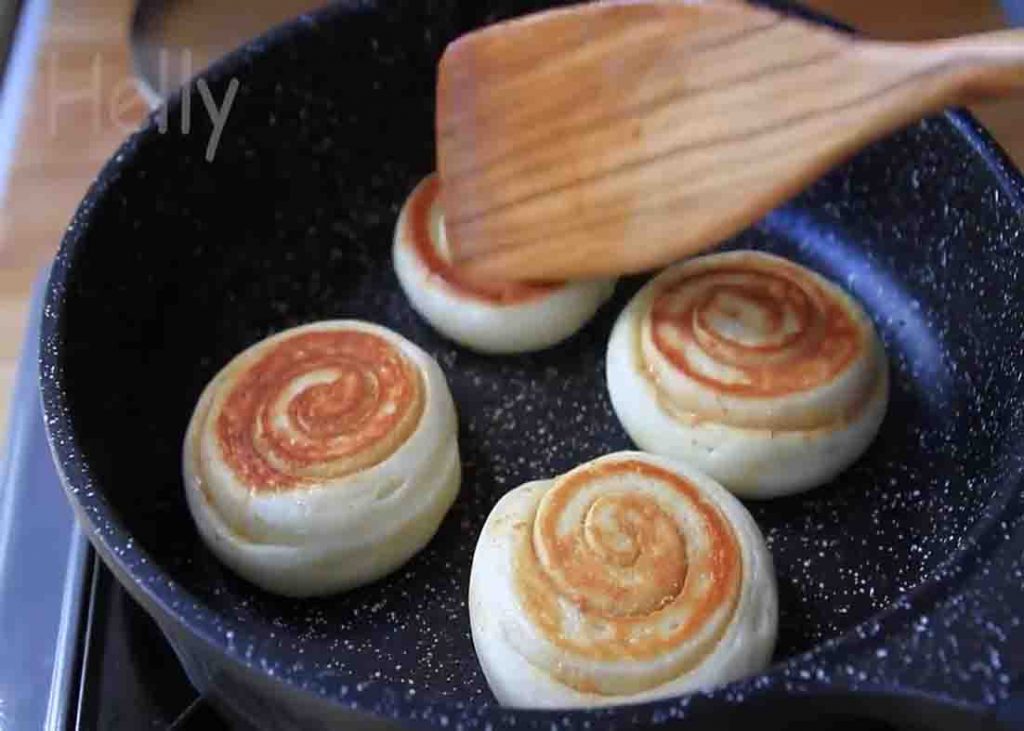 Frying the bread rolls in the pan