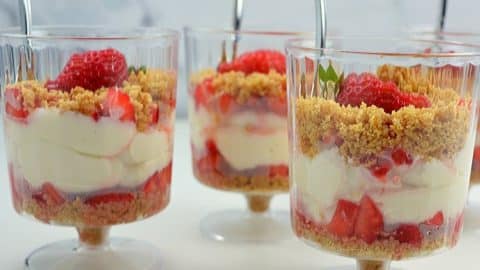 5-Minute No-Bake Strawberry Cheesecake Cups | DIY Joy Projects and Crafts Ideas