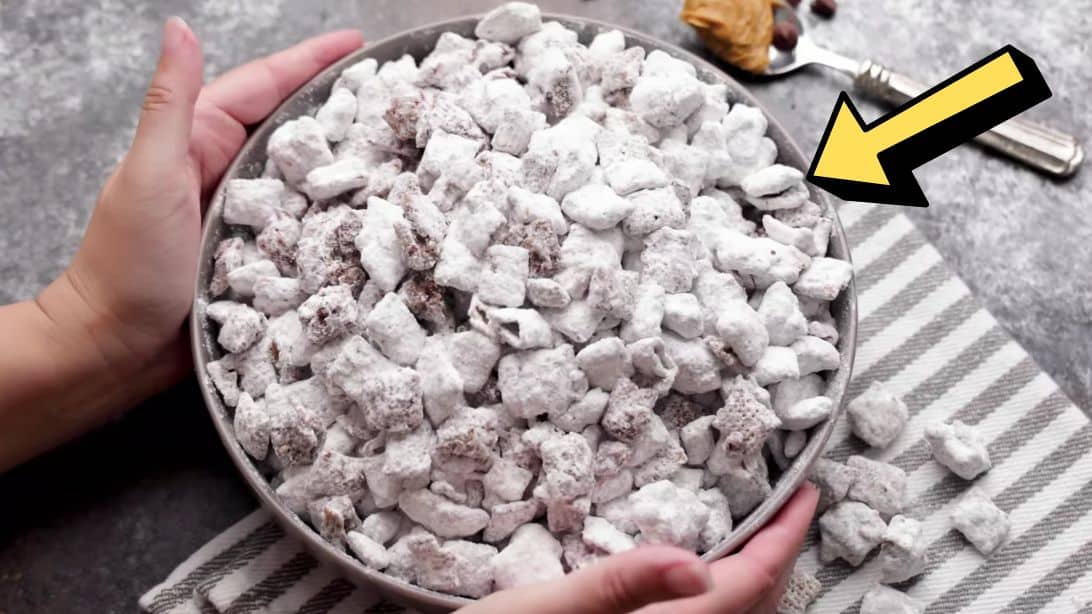 Easy 6-Ingredient Muddy Buddies Recipe | DIY Joy Projects and Crafts Ideas