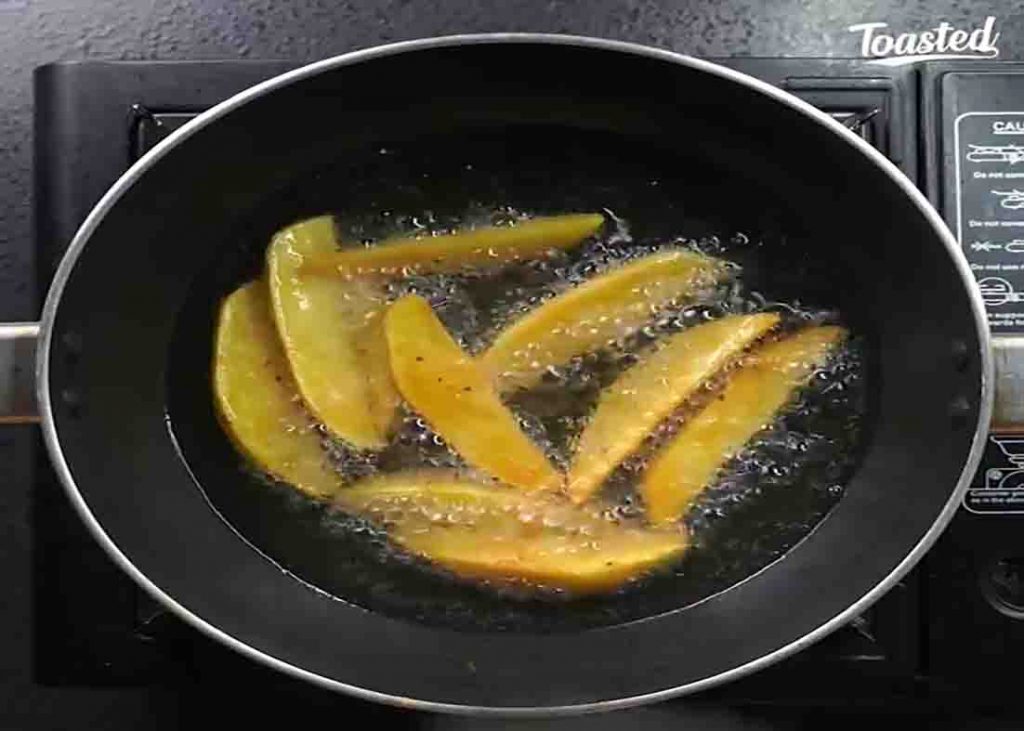 Frying the potato wedges