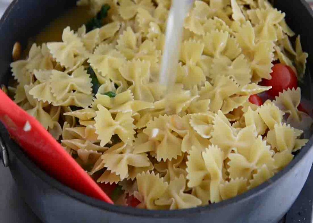 Cooking the one-pot pasta