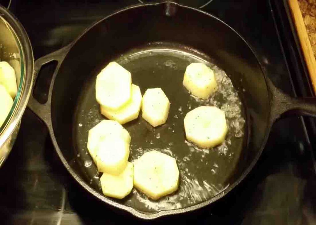 Frying the seasoned potatoes