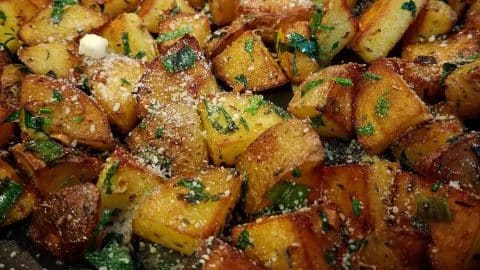 Garlic Parmesan Skillet Potatoes Recipe | DIY Joy Projects and Crafts Ideas