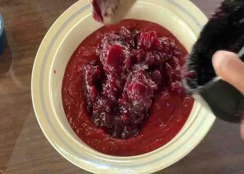 Preparing the sauce of the cranberry meatballs