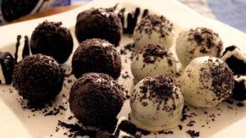 4-Ingredient No-Bake Oreo Chocolate Cheese Balls | DIY Joy Projects and Crafts Ideas