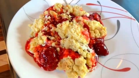 5-Ingredient Strawberry Cheesecake Dump Cake | DIY Joy Projects and Crafts Ideas