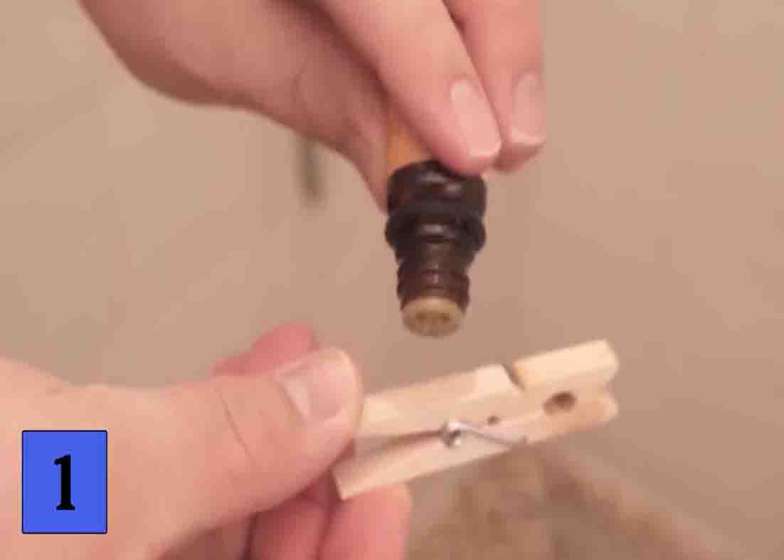 Putting a few drops of essential oil to the clothes peg to make the bathroom always smell nice