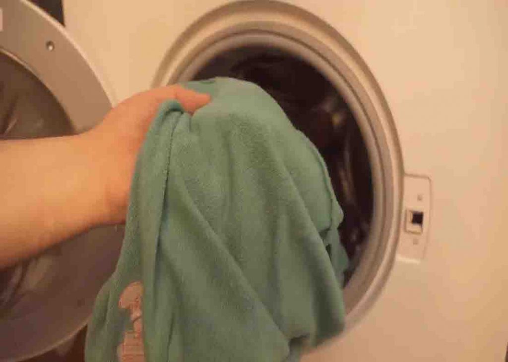 Cleaning stinky laundry with baking soda