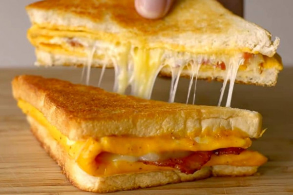 Crispy One Pan Egg Breakfast Toast