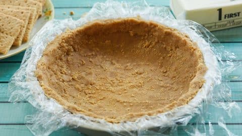 2-Ingredient No-Bake Cookie Pie Crust Recipe | DIY Joy Projects and Crafts Ideas