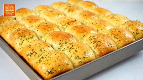 Easy-to-Make Garlic Butter Dinner Rolls | DIY Joy Projects and Crafts Ideas