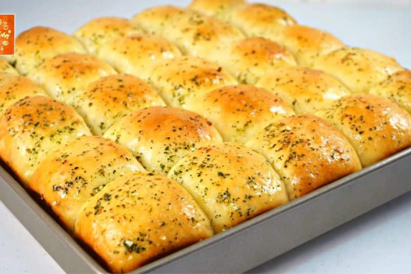 Easy-to-Make Garlic Butter Dinner Rolls