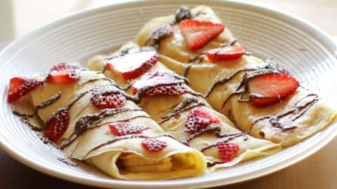 How to Make Easy and Delicious Crepes | DIY Joy Projects and Crafts Ideas