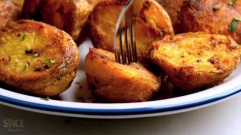 How to Make Perfectly Roasted Potatoes | DIY Joy Projects and Crafts Ideas
