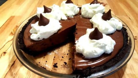 No-Bake Milk Chocolate Pudding Pie Recipe | DIY Joy Projects and Crafts Ideas