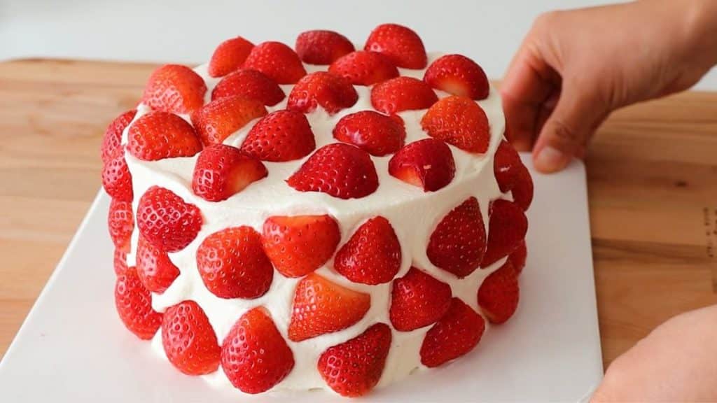 Super Easy Strawberry Cake Recipe