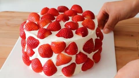 Super Easy Creamy Strawberry Cake Recipe | DIY Joy Projects and Crafts Ideas