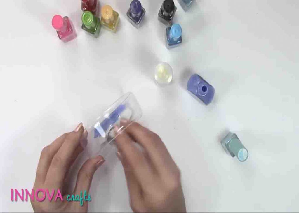 Painting the DIY bracelets from plastic bottles using nail polish