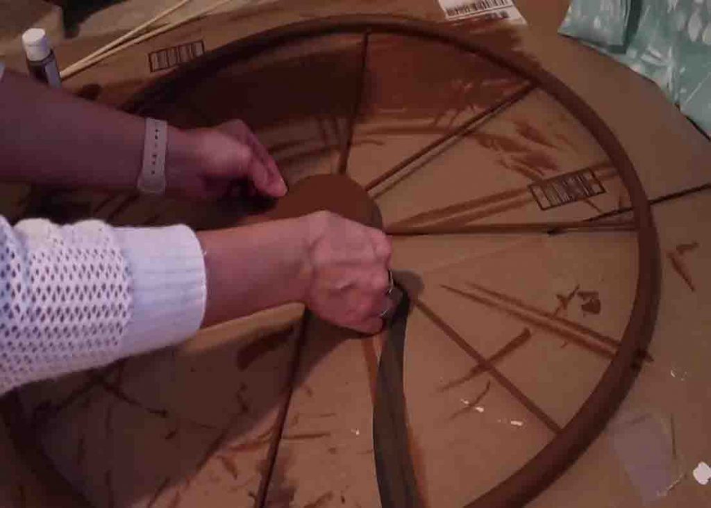 Adding the little circles in the middle of the DIY farmhouse wagon wheel