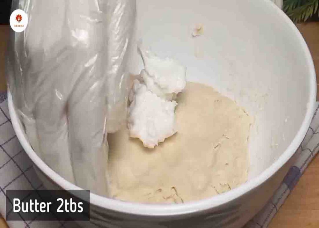 Mixing the flour mixture for the garlic potato bread recipe