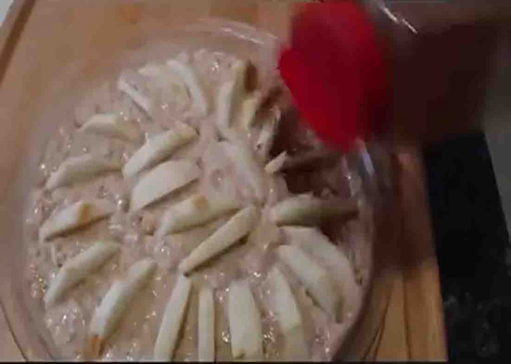 Arranging the apple slices over the top of the crunch cake