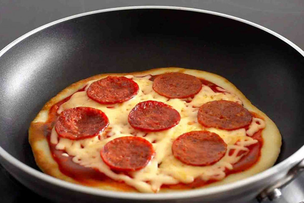 5-Minute Easy Pan Pizza Recipe