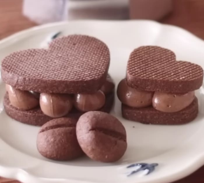 Easy To Make Chocolate Cookie Sandwich