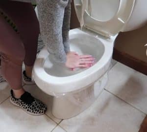 8 Toilet Cleaning Hacks for Lazy People