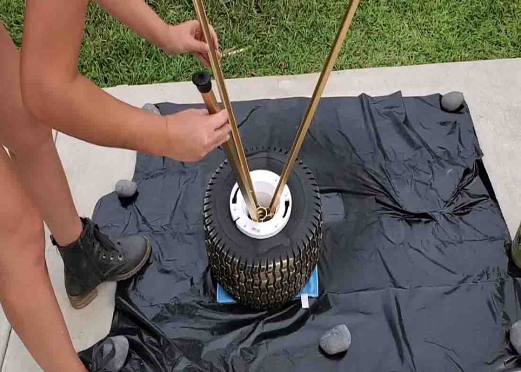 Attaching the tripod legs of the DIY tire side table