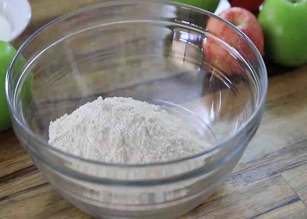 Combining the flour mixture for the apple crumble muffins