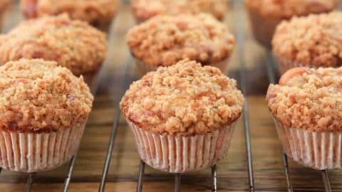 Easy Apple Crumble Muffins Recipe | DIY Joy Projects and Crafts Ideas