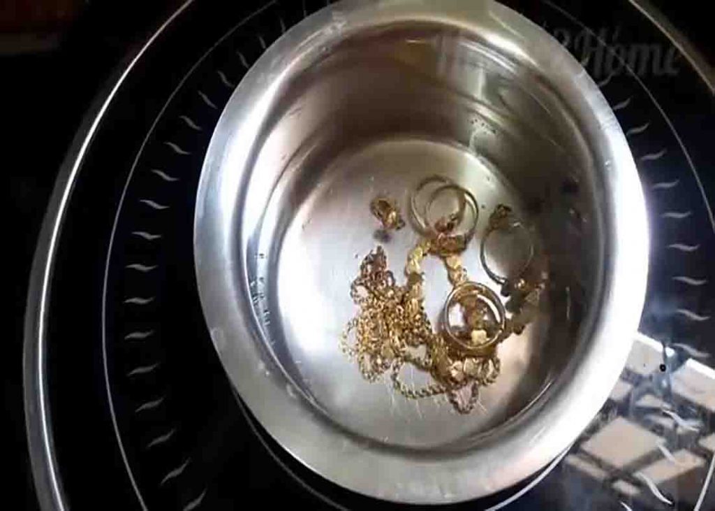 Soaking the gold jewelry in the water with baking soda
