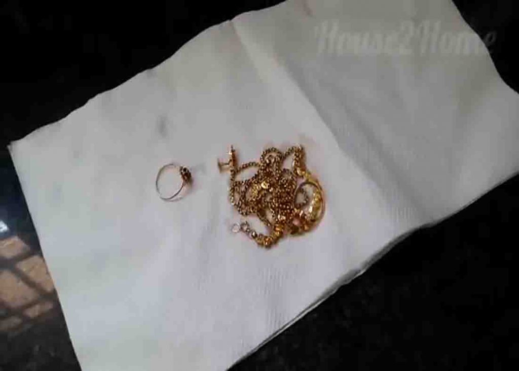 Drying the gold jewelry with tissue paper