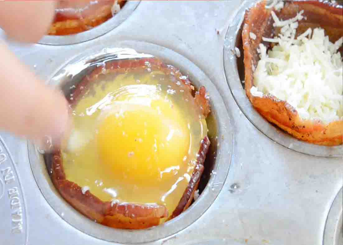 https://diyjoy.com/wp-content/uploads/2023/02/mini-bacon-egg-toast-breakfast-cups-steps.jpg