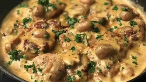 Simple Creamy Mushroom Chicken Recipe | DIY Joy Projects and Crafts Ideas