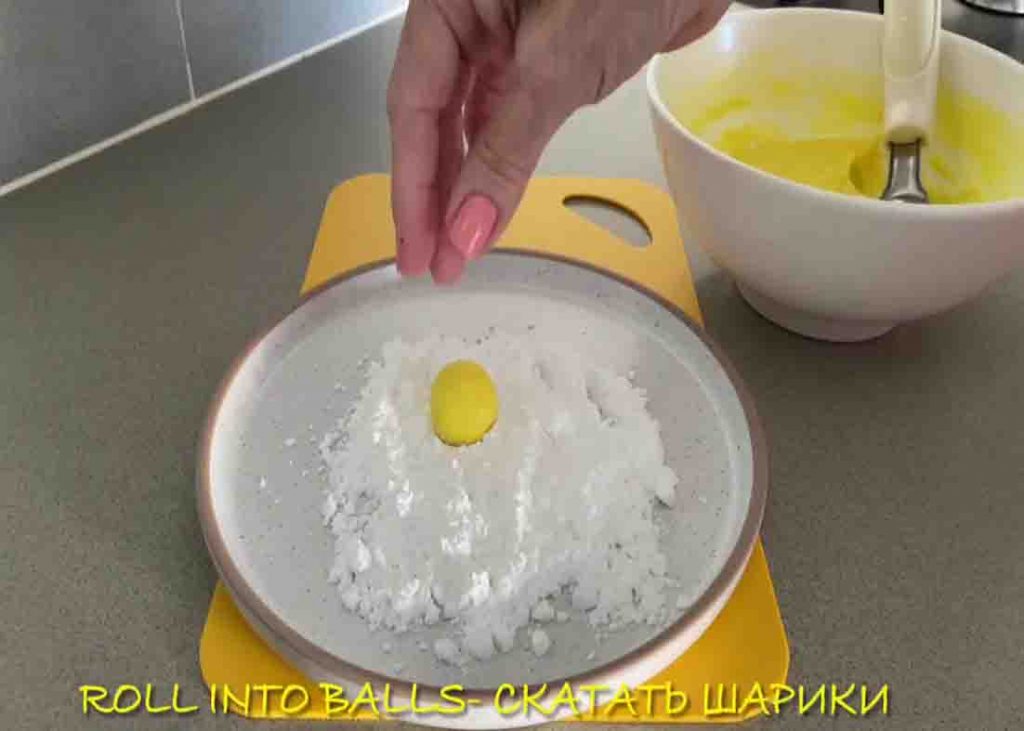 Rolling the lemon truffles to the powdered sugar