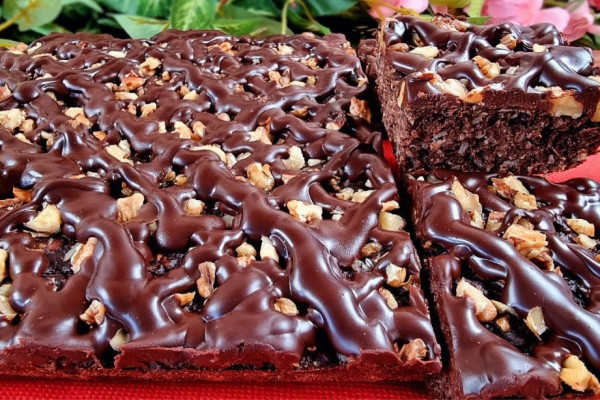 7-Ingredient Banana Chocolate Cake