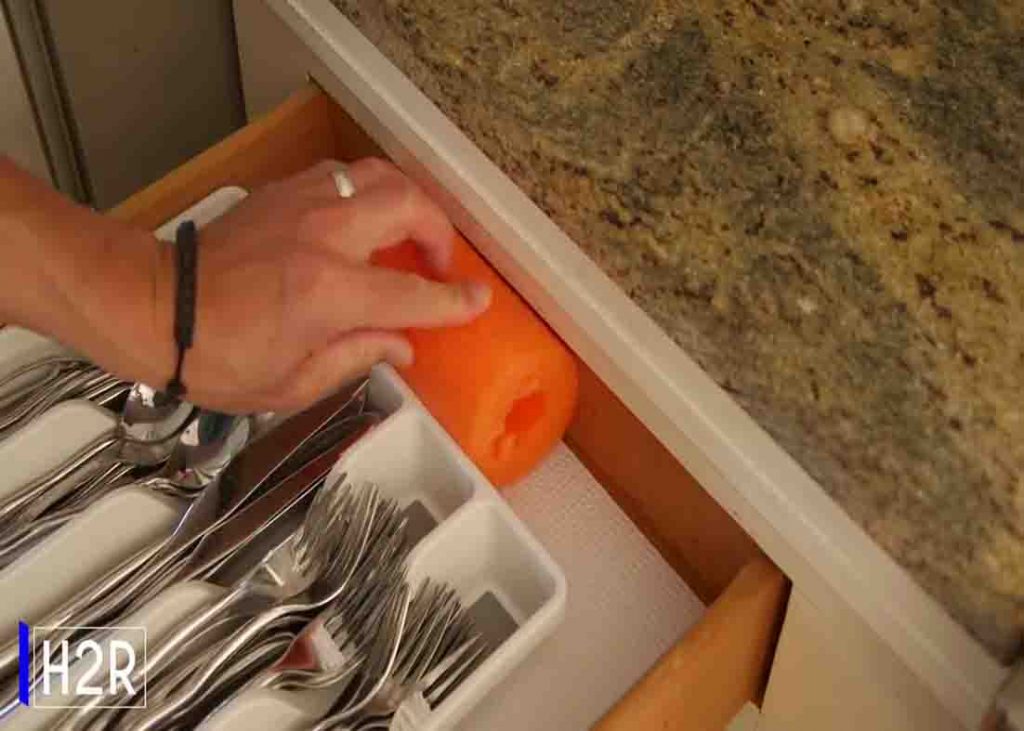Placing a piece of pool noodle in the dishwashing rack