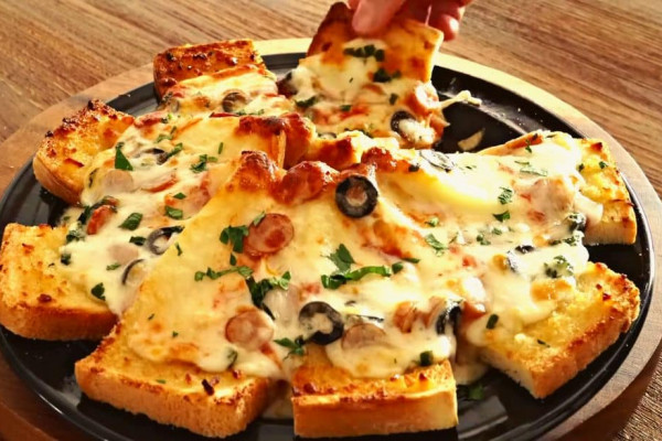 Cheesy & Crunchy Garlic Butter Bread Pizza Recipe