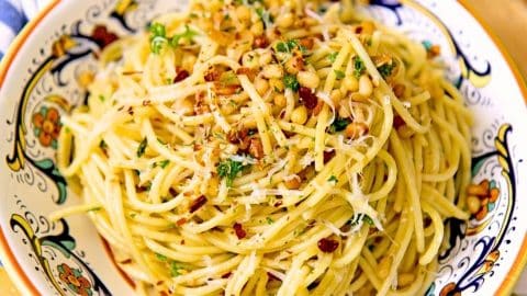 Easy 10-Minute Spaghetti Aglio e Olio Recipe | DIY Joy Projects and Crafts Ideas