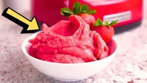 5-Minute 4-Ingredient Healthy Strawberry Frozen Yogurt Recipe